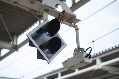駅のホームに設置された信号と防犯カメラの