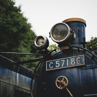 昭和の蒸気機関車C57186の運転席と計器類の写真