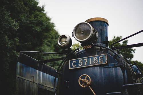 昭和の蒸気機関車C57186の運転席と計器類