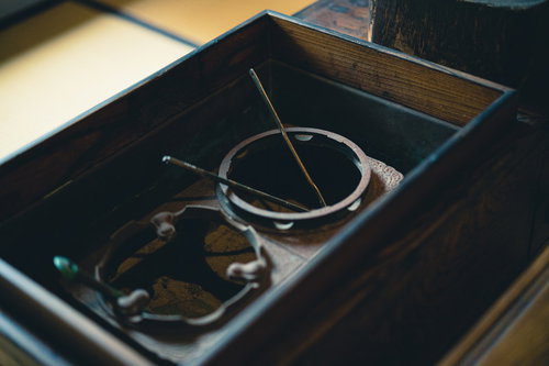 木製の箱に灰と炭が詰まった昔使われた火鉢