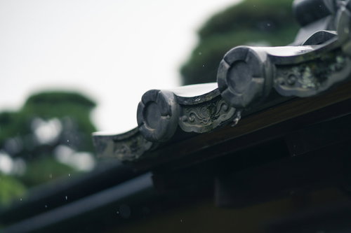 瓦屋根に刻まれた伝統的な刻印と職人技の記録