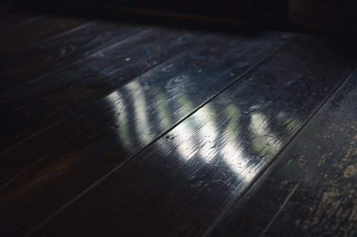 フローリングに映り込む窓からの光と反射