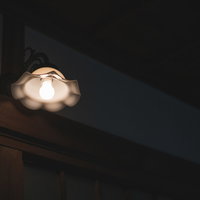 明かりを灯す照明器具（古民家の壁付きブラケットライト）の写真