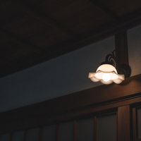 暖色に灯るレトロなランプ、カフェの外灯に使えるクラシック照明の写真