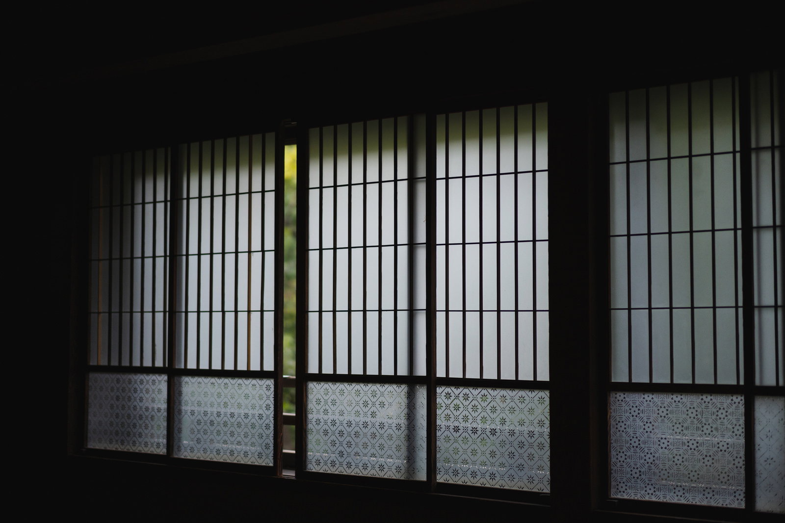 障子から差し込む光で照らされた古い和室の内部