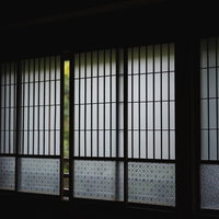 障子から光が差し込む昭和の古い和室内部の情景の写真