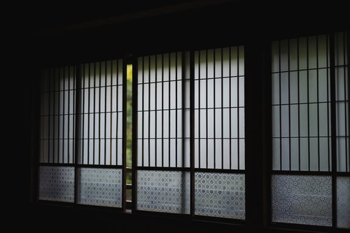 障子から光が差し込む昭和の古い和室内部の情景