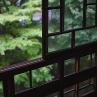 昭和の雰囲気のガラス窓と格子窓の建築的な風景の写真