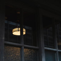 格子の窓から見た暖かい間接照明の柔らかい光の写真