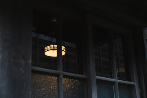 格子の窓から見た暖かい間接照明の柔らかい光