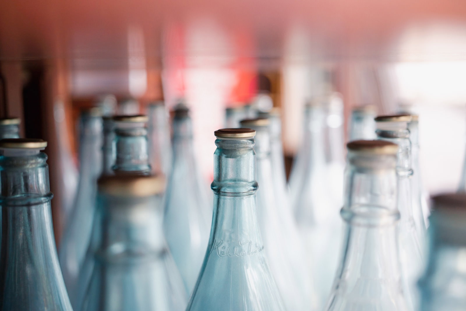透明なガラス瓶が複数並んでいる様子を撮影した写真