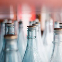 空のガラスボトルが並ぶ - 透明な一升瓶の複数配置の写真