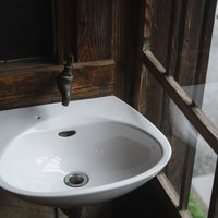 昭和感漂う洗面台の洗面器と蛇口の写真