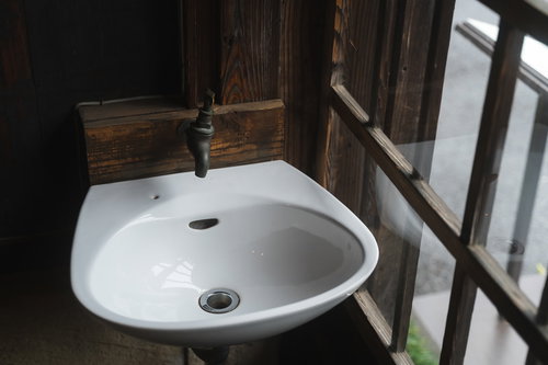 昭和感漂う洗面台の洗面器と蛇口