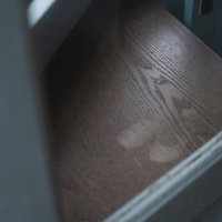 木製テーブルの表面に映り込む足元、これは映り込みなのか霊なのかの写真