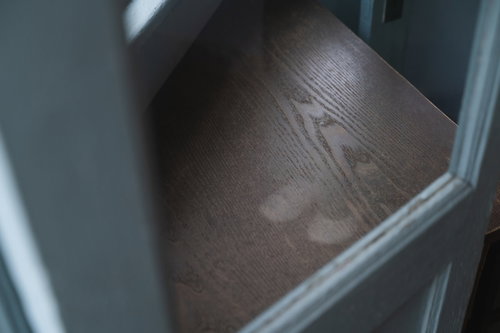 木製テーブルの表面に映り込む足元、これは映り込みなのか霊なのか