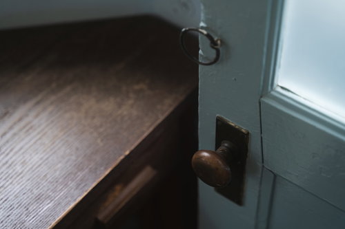 古い木製の扉に取り付けられたレトロなドアノブ