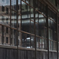 昭和レトロな格子窓が一面に並ぶ建物の外観の写真