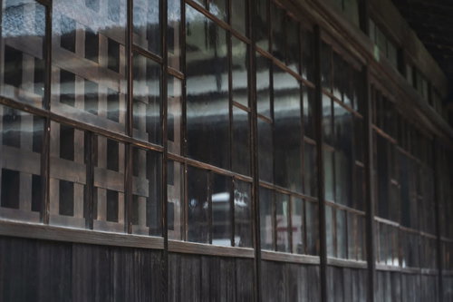 昭和レトロな格子窓が一面に並ぶ建物の外観