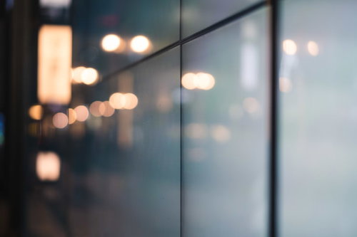 壁に反射した街灯りのボケ味が美しい夜間の光