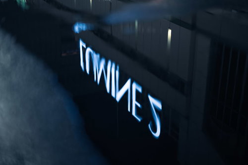 雨上がりの水たまりに反射したルミネ2の青い看板