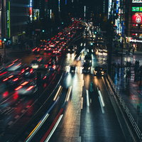 西新宿一丁目を往来する車の流れ、テールランプが照らす夜の渋滞の写真
