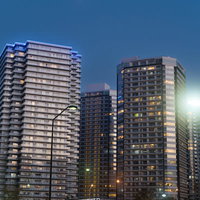 街灯に照らされたタワーマンション群の夜景の写真