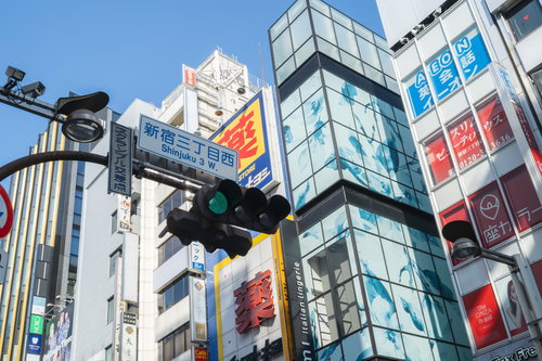 新宿三丁目西の交差点で青信号が点灯する交通信号機