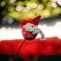 きらめく光に包まれたサンタクロースの小物の写真