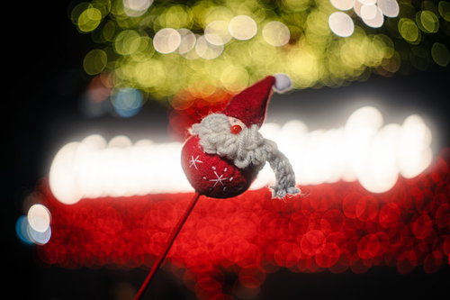 きらめく光に包まれたサンタクロースの小物