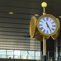 大阪駅の時空（とき）の広場に設置された黄色い時計塔の写真