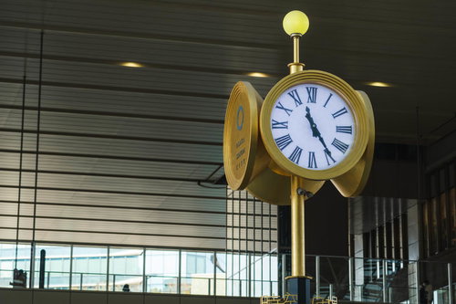 大阪駅の時空（とき）の広場に設置された黄色い時計塔