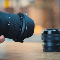 黒いカメラレンズを接写する様子、ズームレンズの細部を撮影の写真