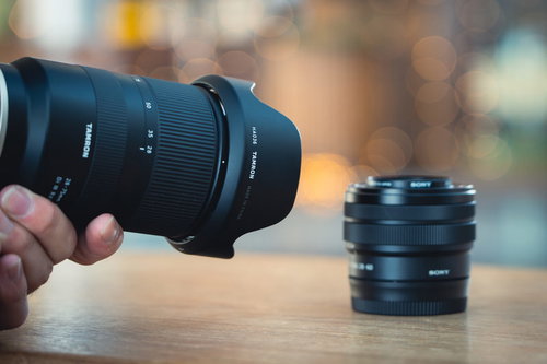 黒いカメラレンズを接写する様子、ズームレンズの細部を撮影