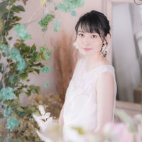 ウェディングドレス姿で微笑む新婦のフォトウェディングの写真