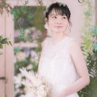 ブーケを持ったウェディングドレス姿の女性の写真