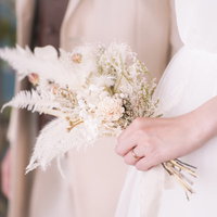 ブーケを持った新婦の左手と婚約指輪の写真