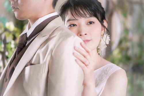 新郎の肩に寄りかかる新婦、結婚式での一瞬