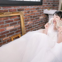 ウェディングドレス姿の玉の輿女子、指輪が輝く花嫁のポーズの写真