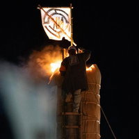 須賀川市の松明あかし火祭りで大松明に点火する瞬間の写真