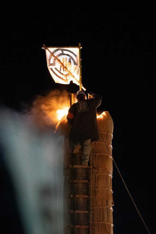 須賀川市の松明あかし火祭りで大松明に点火する瞬間
