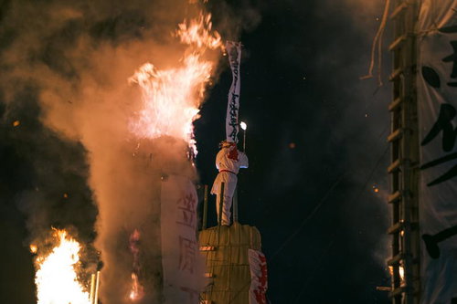 松明あかしで大松明の上に立ち上がる火柱と燃え上がる炎