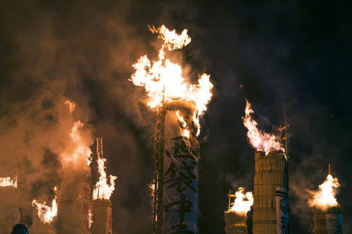 須賀川市の松明あかしで繰り広げられる大松明の炎