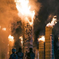 須賀川市の松明あかしで続々と点火される大松明の写真