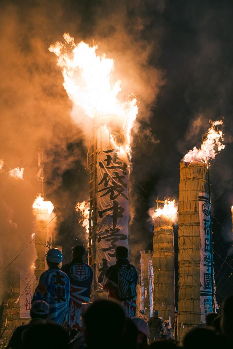 須賀川市の松明あかしで大松明から勢いよく炎が立ち上る