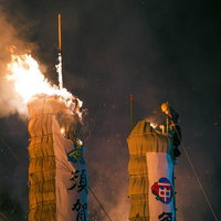 須賀川市の松明あかし、会場に飛び散る火花と大松明に点火する雄姿の写真