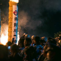 熱気と興奮に包まれた須賀川市の松明あかし、巨大な火柱が夜空を焦がすの写真