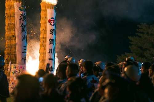 熱気と興奮に包まれた須賀川市の松明あかし、巨大な火柱が夜空を焦がす