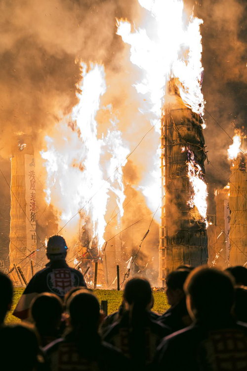 観客越しに大松明が燃え上がる須賀川の火祭り