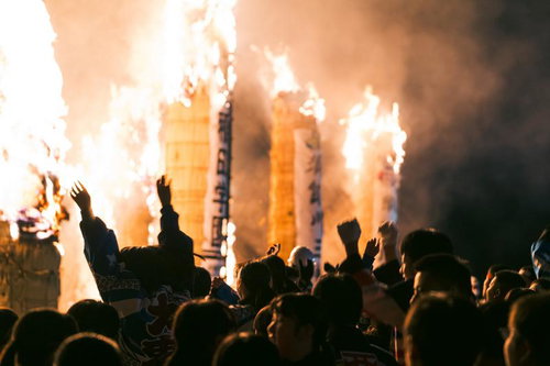 須賀川市の松明あかしで火柱に歓喜する見物人